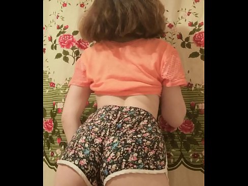 ❤️ Una ghjovana sexy si spoglia i pantaloncini davanti à a camera ️ Pornografia russa à co.serviporno.ru ❤
