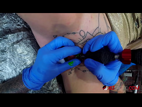 ❤️ Sully Savage, hottie estremamente tatuata, hà fattu un tatuatu nantu à u clitoris ️ Pornografia russa à co.serviporno.ru ❤